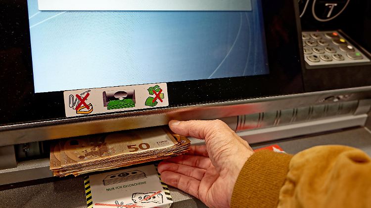 Geld an alle Bürger überweisen, das die dann einfach abheben können, ist bisher nicht möglich.