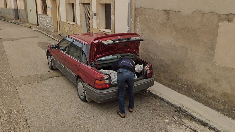 Auf diesem Bild soll zu sehen sein, wie die Leiche des Mordopfers in den Kofferraum eines Autos gelegt wird.