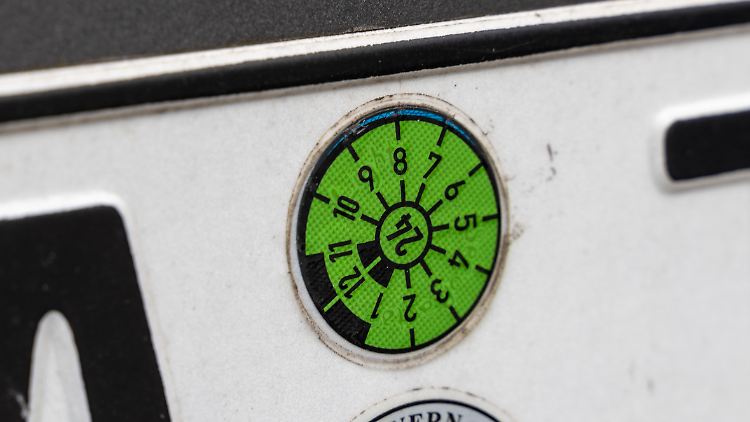 Plakette für "kleines Geld" - das kommt einen Prüfingenieur nun schwer zu stehen.