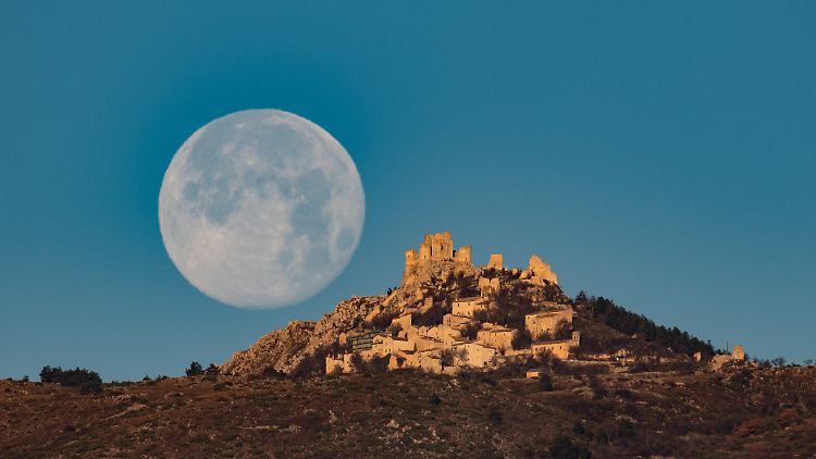 Der Zusammenprall der Ur-Erde mit einem Planeten namens Theia führten nach heutiger Auffassung zur Entstehung des Mondes.