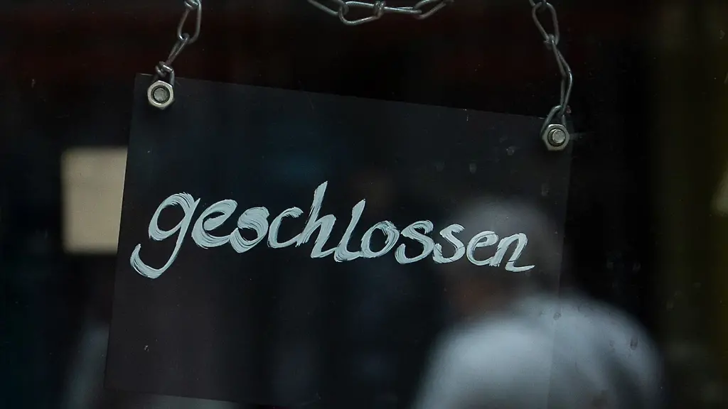 Ein-Schild-mit-der-Aufschrift-geschlossen