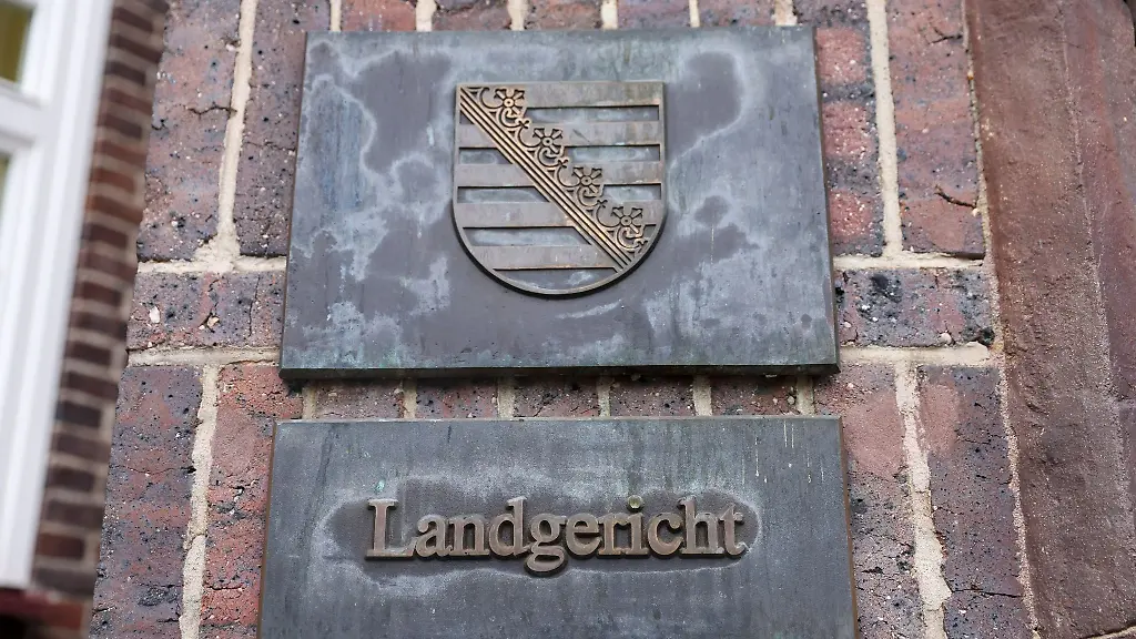 Ein-Schild-Landgericht-und-das-saechsische-Wappen-haengen-am-Landgericht-Chemnitz