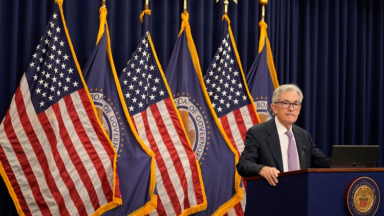 Fed-Chef Powell deutete an, dass die Zinsen ab sofort langsamer sinken könnten.