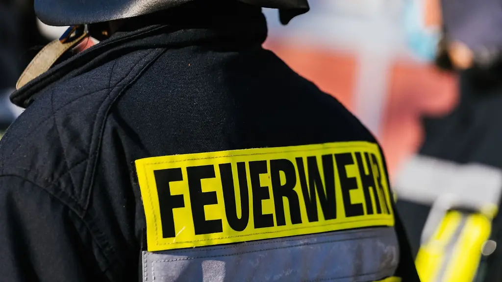 Einsatzkraefte-der-Feuerwehr-in-Schutzkleidung