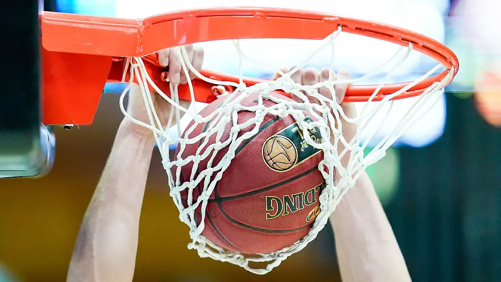 Ein-Spieler-wirft-waehrend-des-Aufwaermtrainings-einen-Ball-in-den-Korb