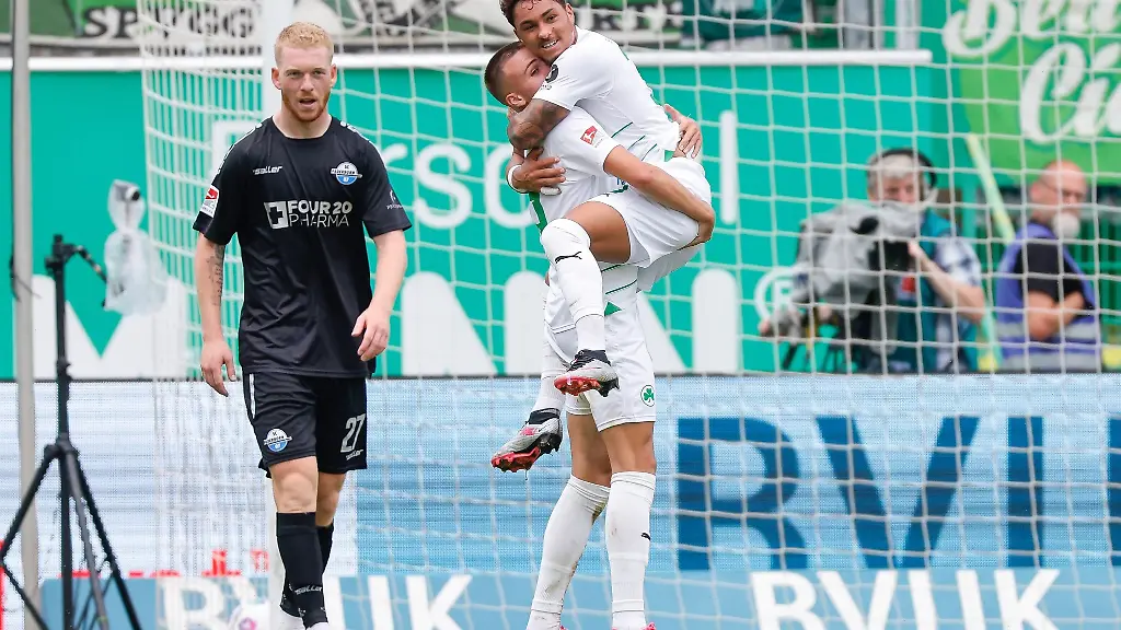 Neuzugang-Tim-Lemperle-M-von-Greuther-Fuerth-feiert-Teamkollegen-Armindo-Sieb-r-fuer-seinen-Treffer-zum-4-0-Kai-Klefisch-l-vom-SC-Paderborn-ist-bedient