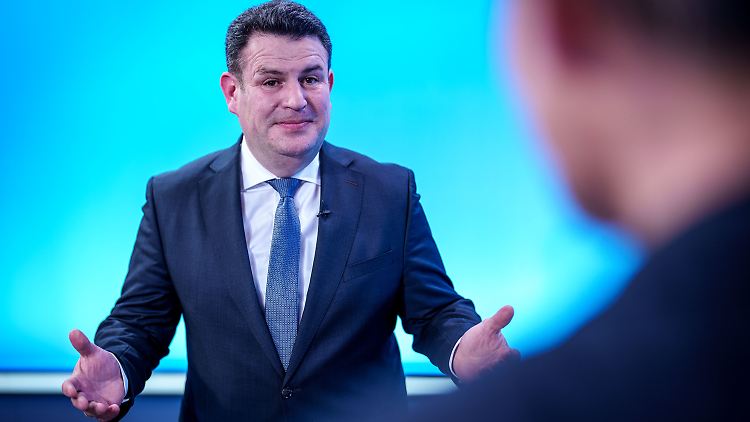 In Deutschland gebe es 45 Millionen Erwerbstätige, "die wirklich jeden Tag hart struggeln, die über die Runden kommen müssen und die wir brauchen", sagt Heil.