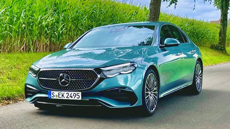 Wo bleibt der Stern als Kühlerfigur? Keine Sorge, der Zentralstern ist lediglich eine Möglichkeit. Auf Wunsch gibt es auch weiterhin den klassischen Mercedes-Grill.