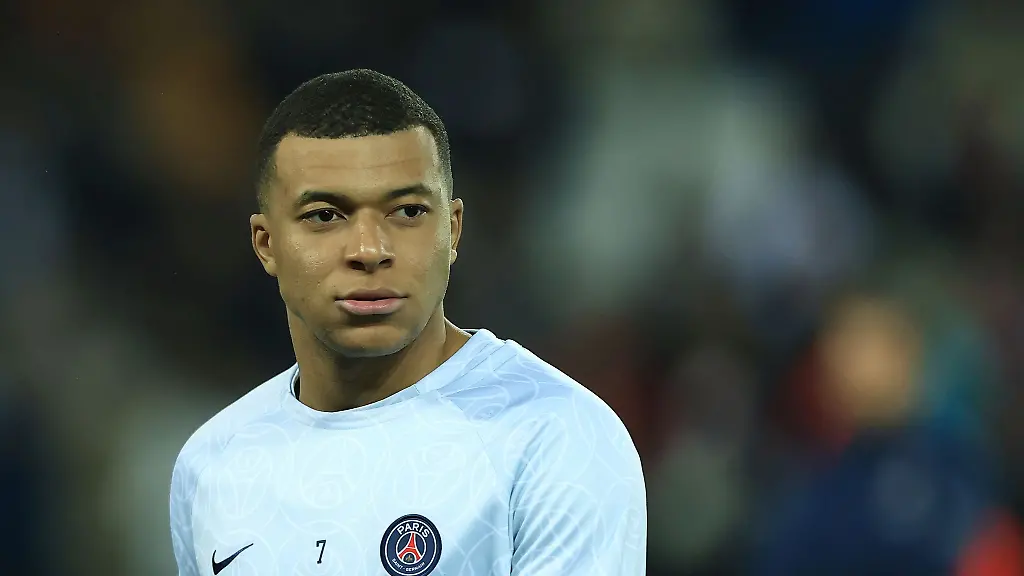 Der-FC-Chelsea-und-der-FC-Barcelona-sind-laut-Medienberichten-an-einer-Leihe-von-Mbappe-interessiert