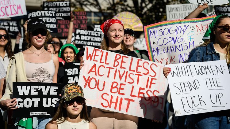 Beim "Women's March" nach Trumps Wiederwahl zum US-Präsidenten protestieren Frauen Anfang November in Washington. 