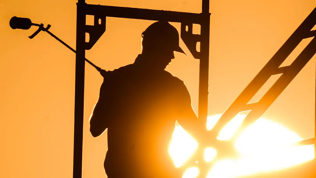 Ein-Bauarbeiter-mit-einem-Gasbrenner-beim-Bau-eines-Mehrfamilienhauses