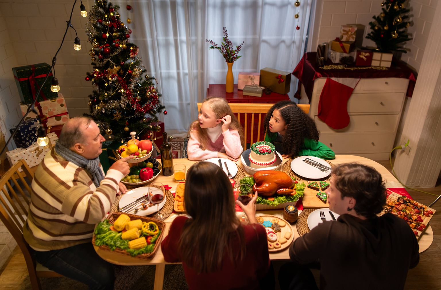 Traditionell essen viele Familien in Deutschland zu Weihnachten einen Gänsebraten, ... 