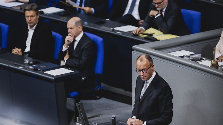 Habeck, Scholz und Merz (von links nach rechts) trafen in diesem Monat im Bundestag aufeinander - und Habeck will dies auch im Fernsehen.