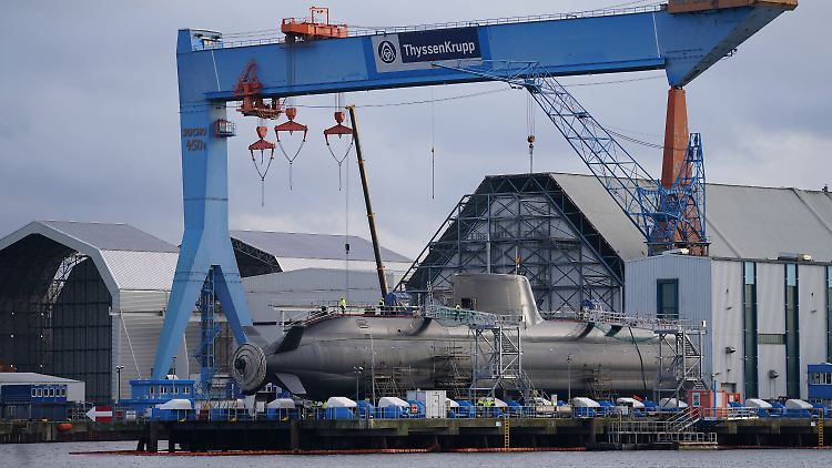 Ein im Bau befindliches U-Boot liegt in der Werft von ThyssenKrupp Marine Systems in Kiel (Archivbild).