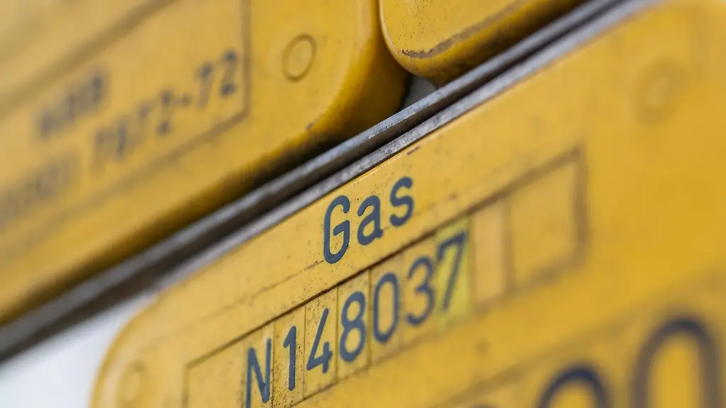 Hinweisschilder-fuer-Leitungsverlauf-einer-Erdgasleitung