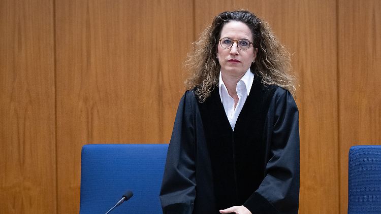 Die Vorsitzende Richterin Distler hat richtig schlechte Laune.