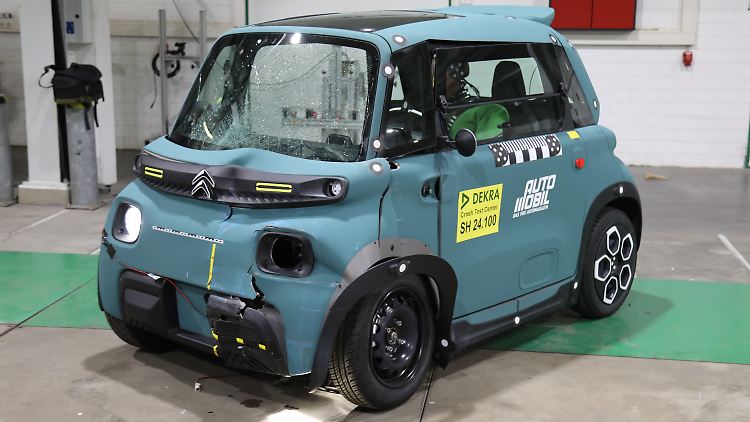 Nach dem Dekra-Frontalcrash sieht der Citroen Ami eigentlich noch gut aus. Allerdings wurde die Aufprallenergie aufgrund der steifen Karosserie an die Insassen geleitet.