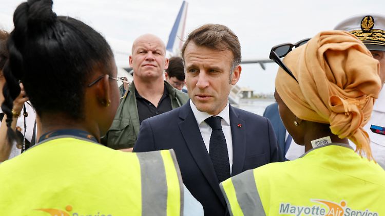 8000 Kilometer entfernt von Paris: Macron trifft auf der heimgesuchten Inselgruppe Mayotte ein.