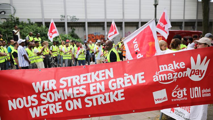 Der Tarifvertrag Einzel- und Versandhandel soll von Amazon anerkannt werden: Verdi-Kundgebung in Hamburg. (Archivbild)