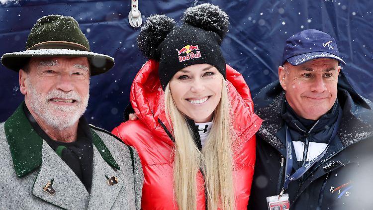 Ski-Weltverbandschef Johan Eliasch (rechts) mit Alpin-Queen Lindsey Vonn und Arnold Schwarzenegger bei einem Weltcup-Rennen 2023.