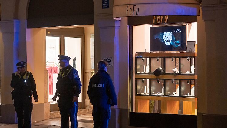 Einer der Täter soll Angestellte mit einer Schusswaffe bedroht haben. 