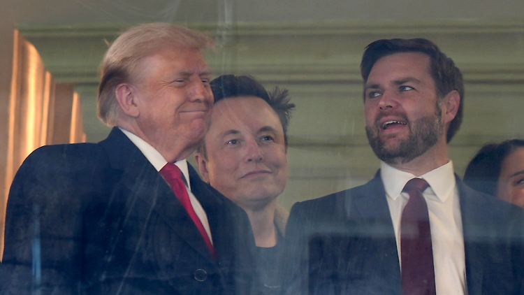 Der dritte Mann: Zwischen dem gewählten Präsidenten Trump und dem gewählten Vize-Präsidenten Vance meldet sich der nicht gewählte Elon Musk zu Wort. 