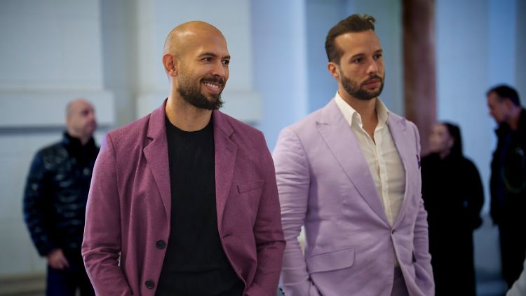 Andrew Tate (l) und sein Bruder Tristan vergangene Woche im Gebäude des Berufungsgerichts in Bukarest. 