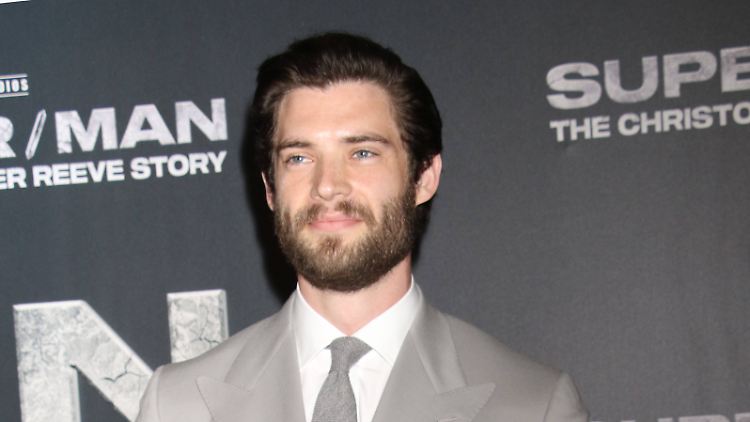 David Corenswet spielt Clark Kent und Superman.