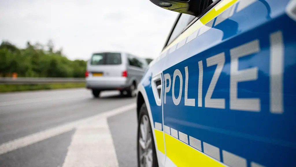 Ein-Streifenwagen-der-Polizei-steht-auf-einer-Strasse