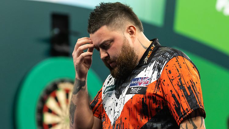 Michael Smith verliert in der Weltrangliste fast eine halbe Million Pfund Preisgeld.