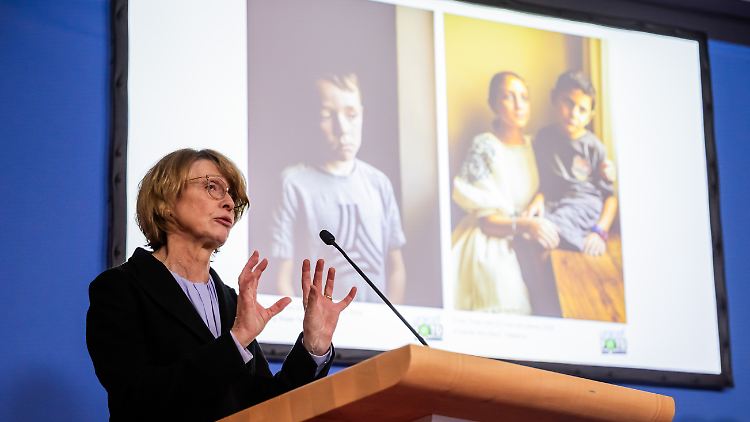 Schirmherrin Elke Büdenbender präsentierte die Unicef-"Fotos des Jahres".