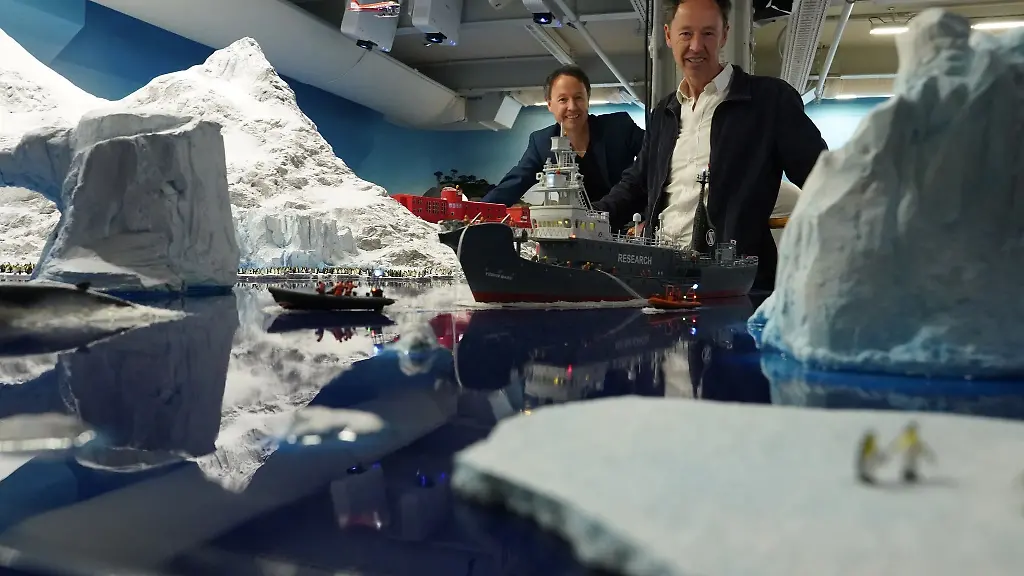 Frederik-Braun-l-und-Gerrit-Braun-Gruender-des-Miniatur-Wunderlands-stehen-in-ihrer-Ausstellung