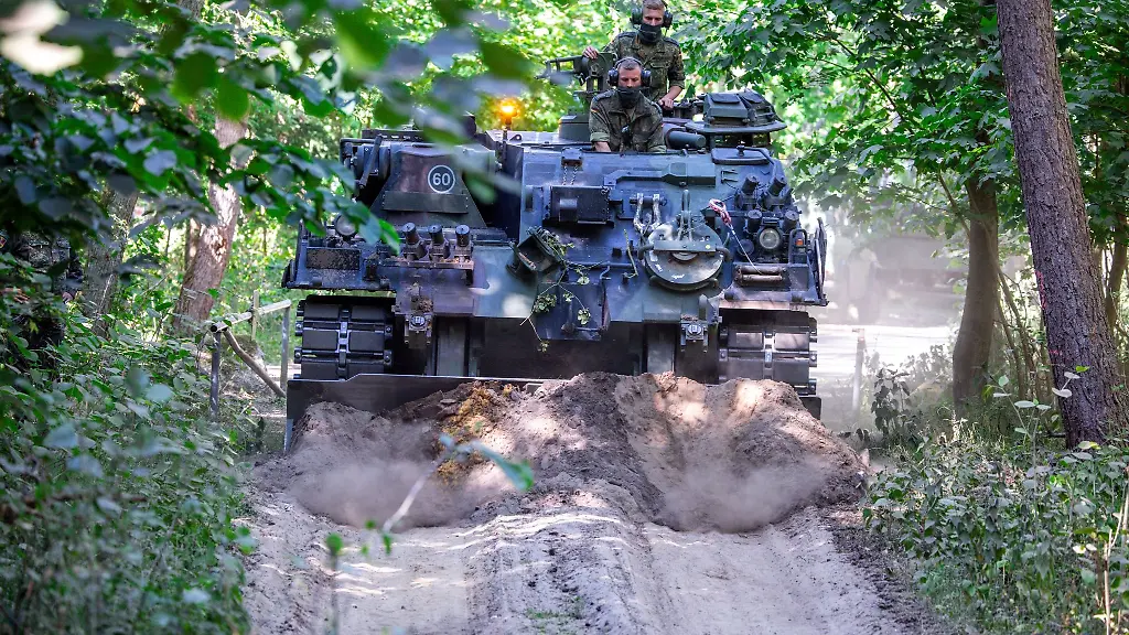 Ein-Raeumpanzer-der-Bundeswehr-schiebt-einen-Fahrweg