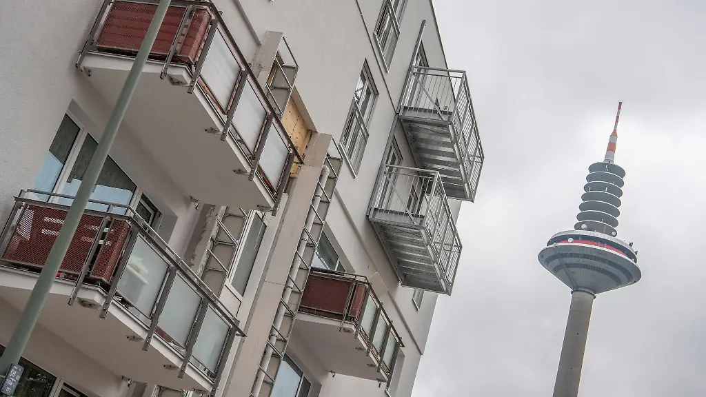 Um-zwei-neue-Obergeschosse-aufgestockt-wurde-dieses-Mehrfamilienhaus-in-der-Frankfurter-Platensiedlung