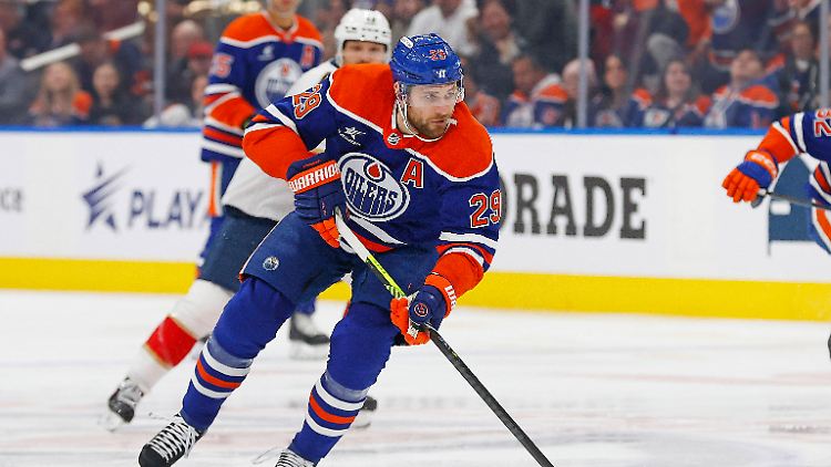 Leon Draisaitl und der Puck. Es ist Leidenschaft.