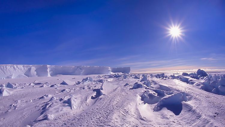 Im Dezember scheint in der Antarktis die Sonne 24 Stunden lang, was die Flat-Earth-Theorie widerlegt. 