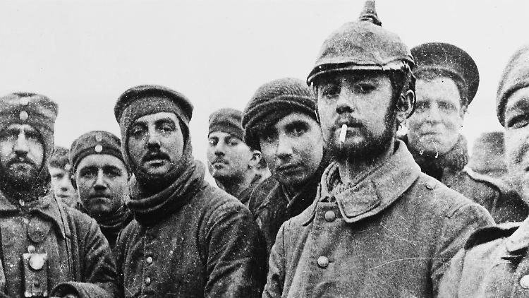 Verbrüderung von deutschen und britischen Soldaten an Weihnachten 1914.