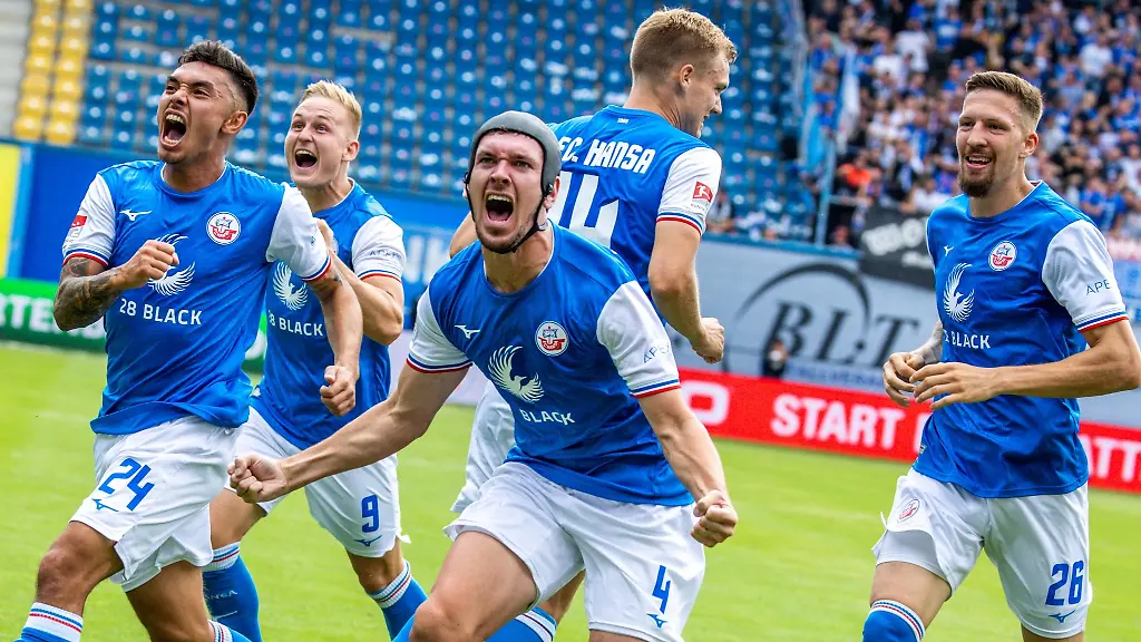 Rostocks-John-Patrick-Strauss-l-jubelt-mit-seinen-Teamkollegen-nach-seinem-Tor-in-der-Mitte-Damian-Rossbach