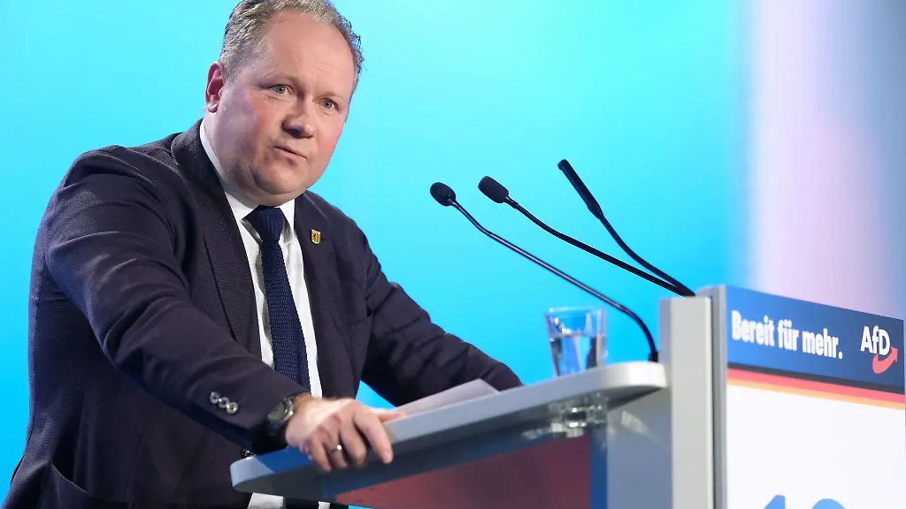 Siegbert-Droese-Kandidat-fuer-einen-Listenplatz-der-AfD-fuer-die-Europawahl-spricht-auf-der-AfD-Europawahlversammlung-in-der-Messe-Magdeburg