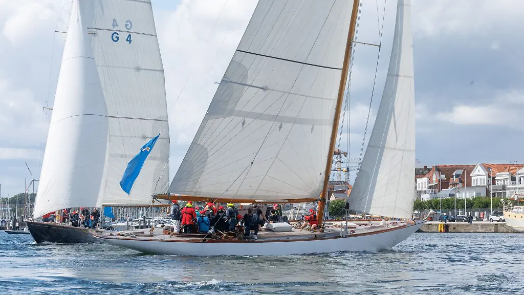 Die-12er-Yachten-Sphinx-l-und-Trivia-kreuzen-bei-ihrem-Rennen-um-den-Rotspon-Cup-auf-der-Trave