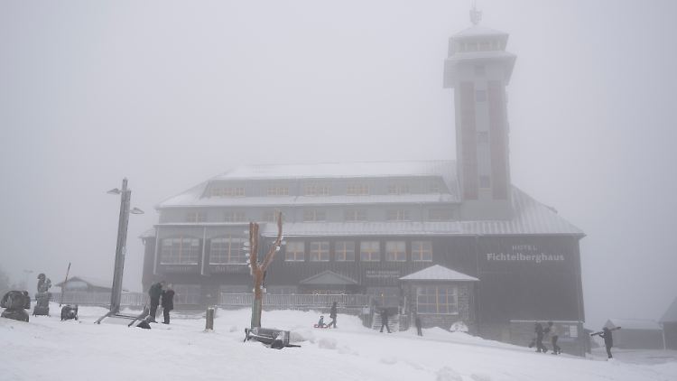 Vor allem in den Bergregionen - wie ihr auf dem Fichtelberg - schneit es.