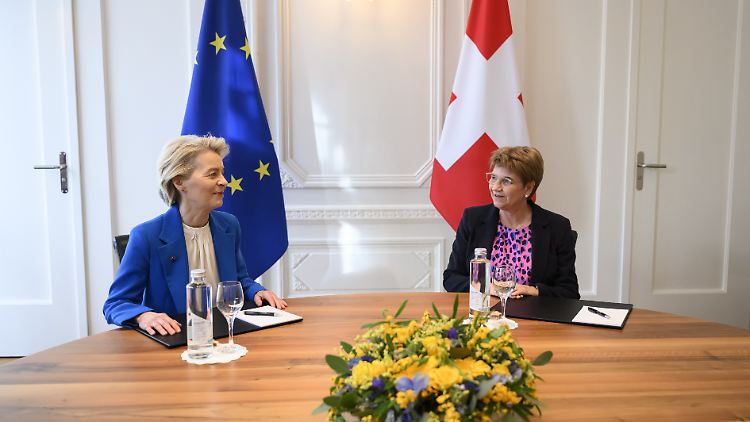 "Heute ist ein Tag großer Freude", sagte von der Leyen bei dem Trefffen mit der Schweizer Präsidentin Viola Amherd in Bern.