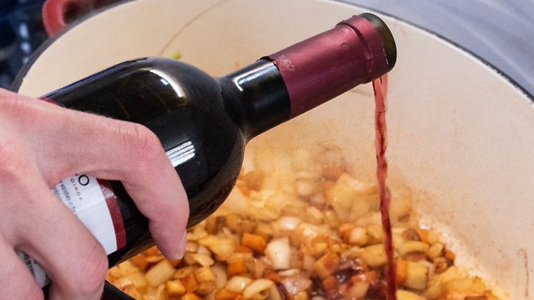 Die Stadt Nizza betonte, dass sie großen Wert auf eine hochwertige Schulverpflegung setze. Der Alkohol verdampfe vollständig. 