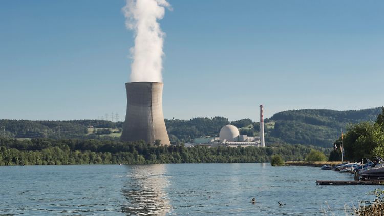 Das Schweizer Kernkraftwerk Leibstadt am Rhein, Schweiz, gesehen von Waldshut-Tiengen in Baden-Württemberg.