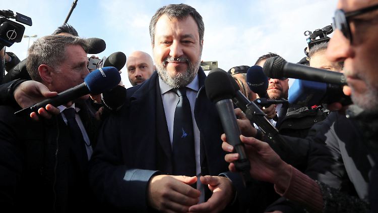 "Ich bin absolut stolz auf das, was ich getan habe" erklärt Salvini vor Gericht..