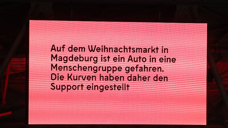 Die Zuschauer im Fortuna-Stadion wurden auf der Anzeigetafel über die Ereignisse in Magdeburg informiert.