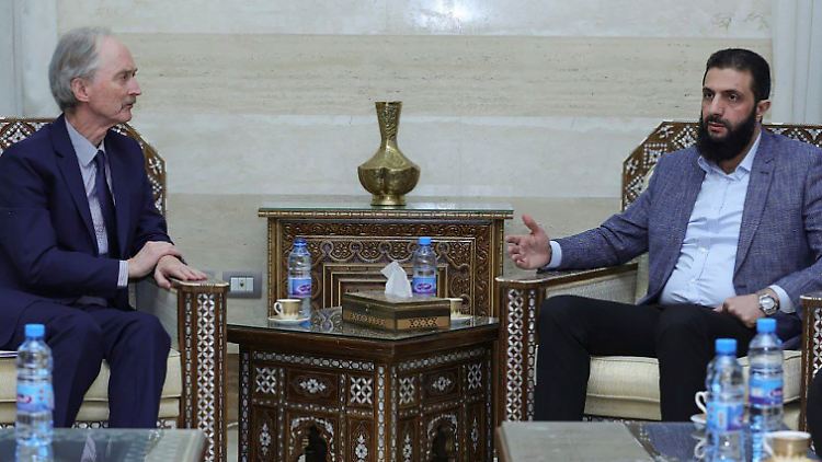 HTS-Chef Ahmed al-Scharaa bei einem Treffen mit dem Sondergesandten der Vereinten Nationen für Syrien, Geir Pederson, vor wenigen Tagen. 