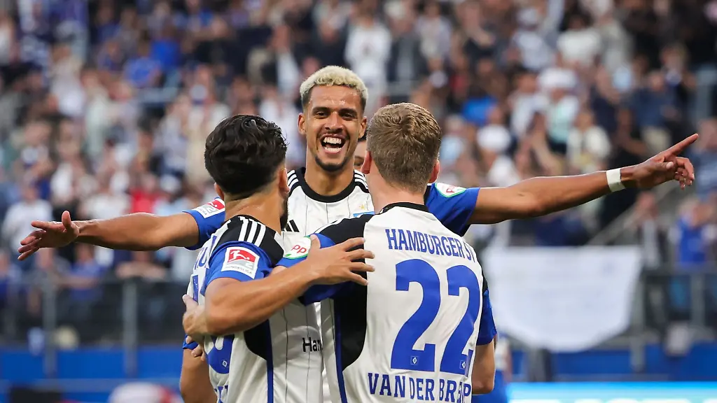 Hamburgs-Robert-Glatzel-M-feiert-sein-Tor-zum-1-0-mit-Immanuel-Pherai-l-und-Ignace-Van-der-Brempt