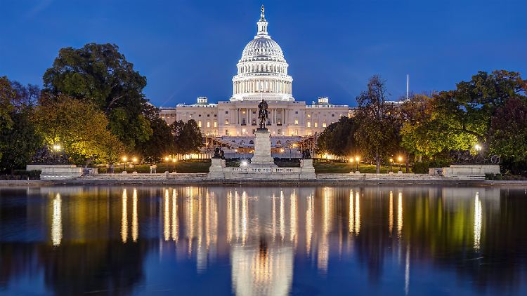 Blick auf das Kapitol der Vereinigten Staaten in Washington DC bei Nacht. 