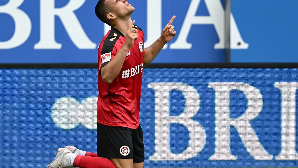 Wiesbadens-Ivan-Prtajin-freut-sich-nach-seinem-Tor-zum-1-1